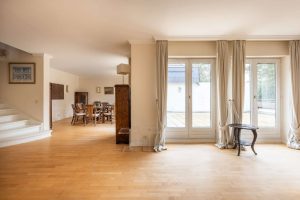Wohnzimmer m. Blick zur Terrasse