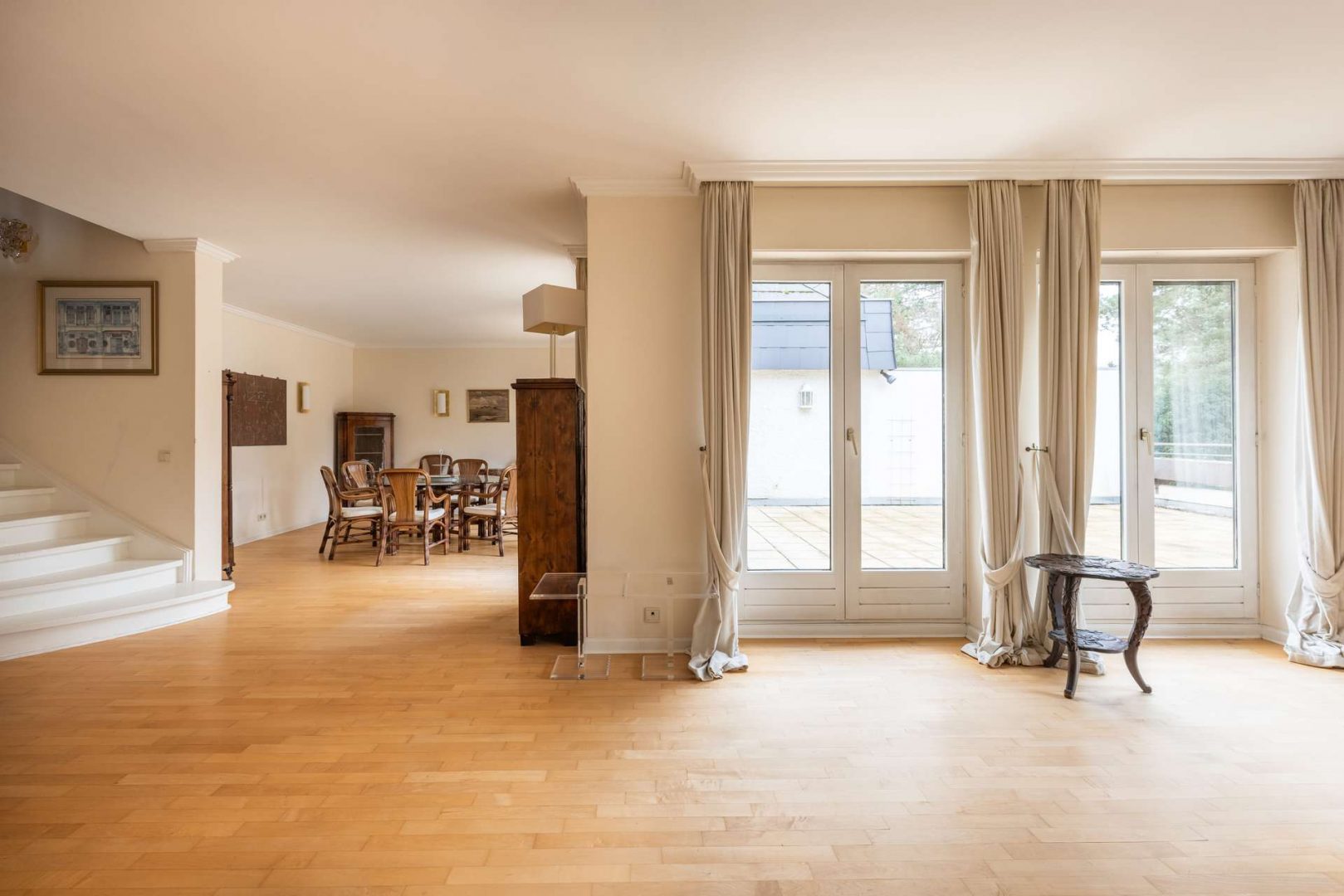Wohnzimmer m. Blick zur Terrasse