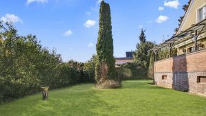 Großzügiger Garten hinter dem Haus