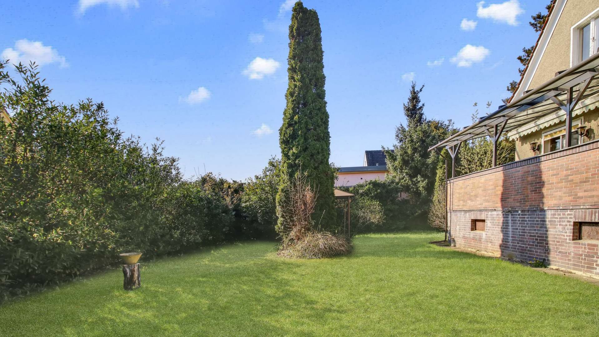 Großzügiger Garten hinter dem Haus