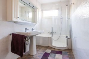 Tageslichtbad mit Dusche/Badewanne