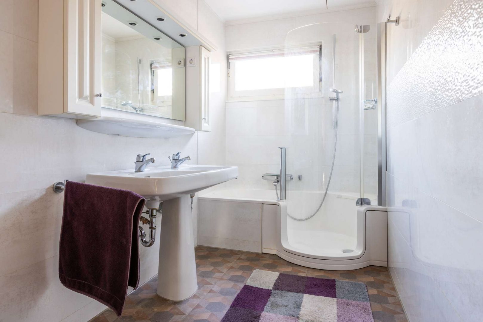 Tageslichtbad mit Dusche/Badewanne