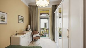 Schlafzimmer mit Balkon
