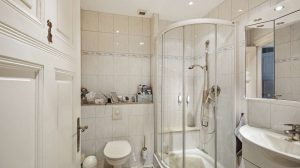 modernes Duschbad