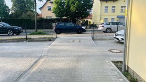 Blick zur Straße - fehlende Absenkung für die Zufahrt