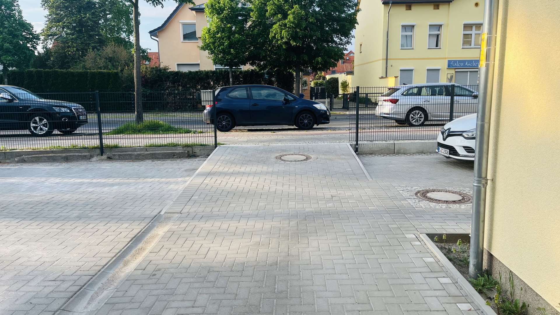 Blick zur Straße - fehlende Absenkung für die Zufahrt