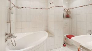 Bad mit Eckbadewanne Wohnung in Spandau