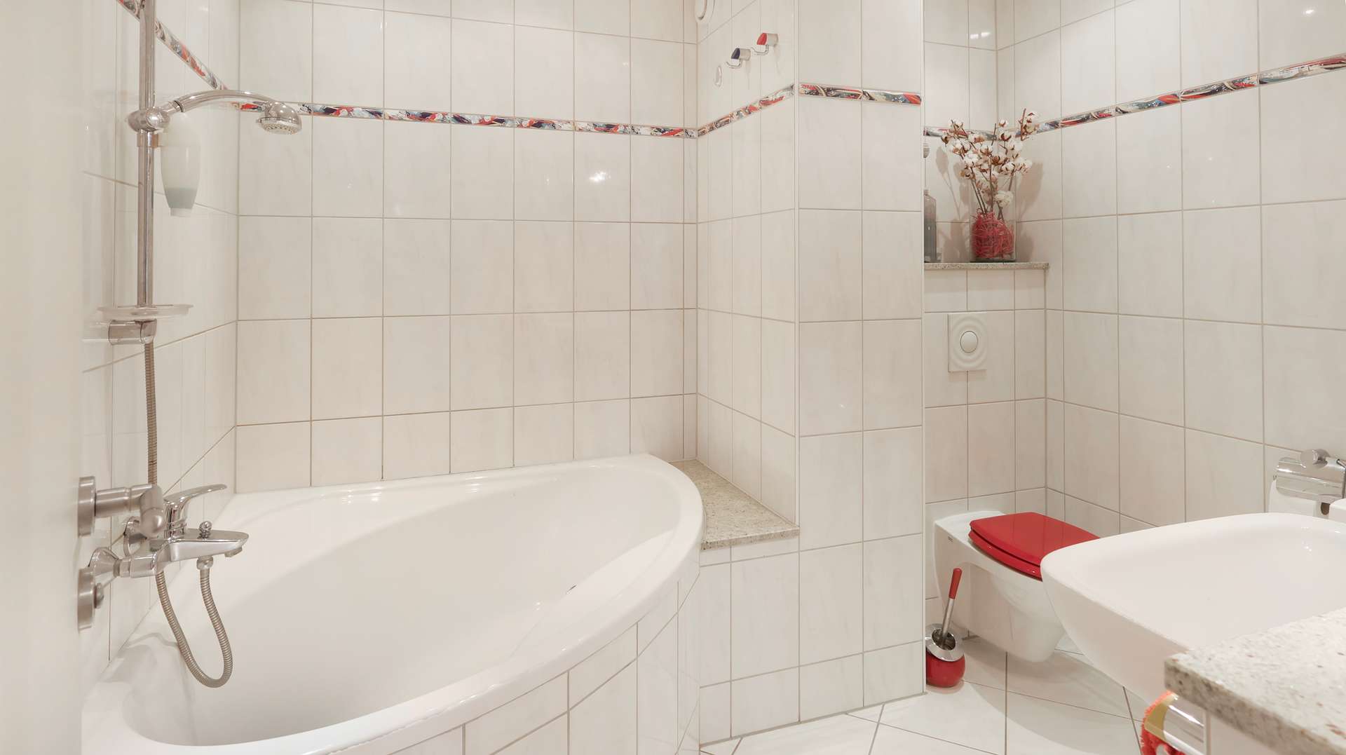 Bad mit Eckbadewanne Wohnung in Spandau