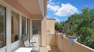Sonnenbalkon mit elektrischer Markise