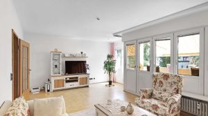 Wohnzimmer mit Zugang zum Balkon
