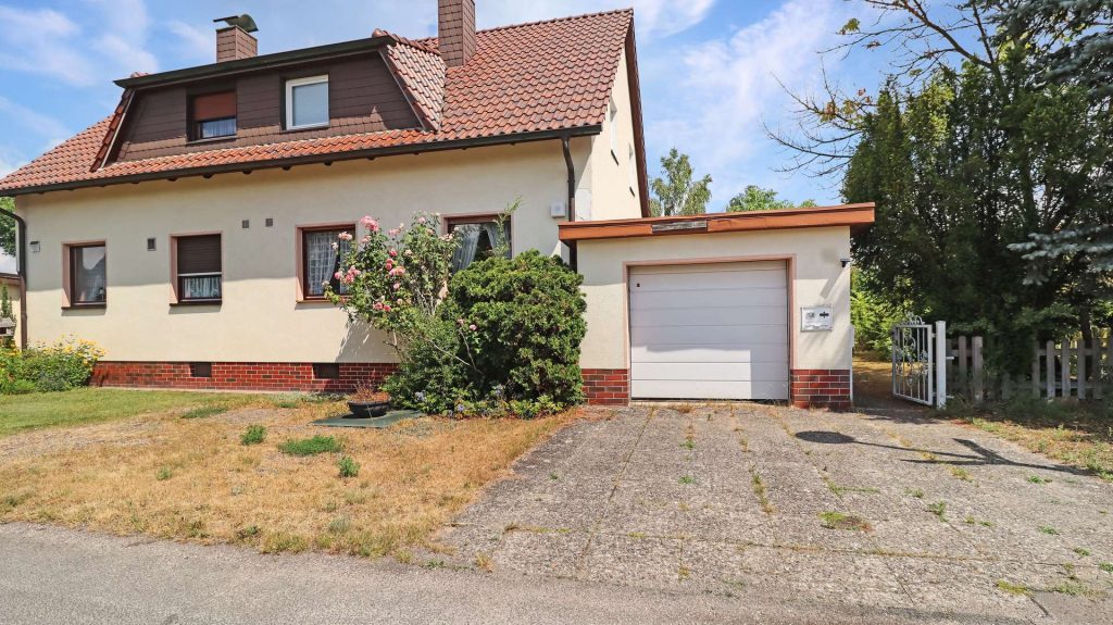 Vorderansicht Haus Garage