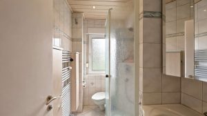 Tageslichtbad mit Dusche