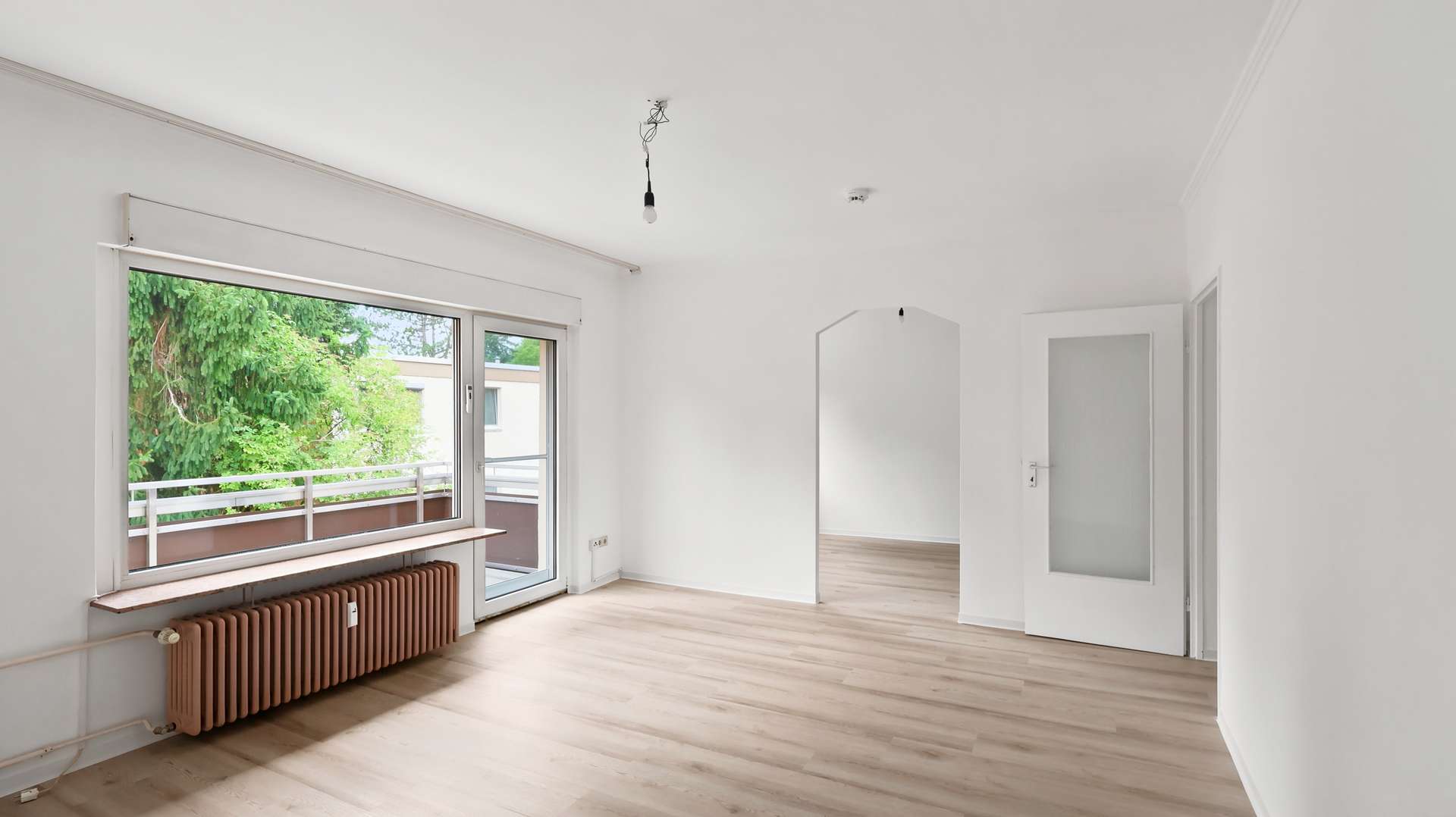Wohnzimmer mit Zugang zum Balkon