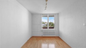 Schlafzimmer mit Blick auf den Balkon