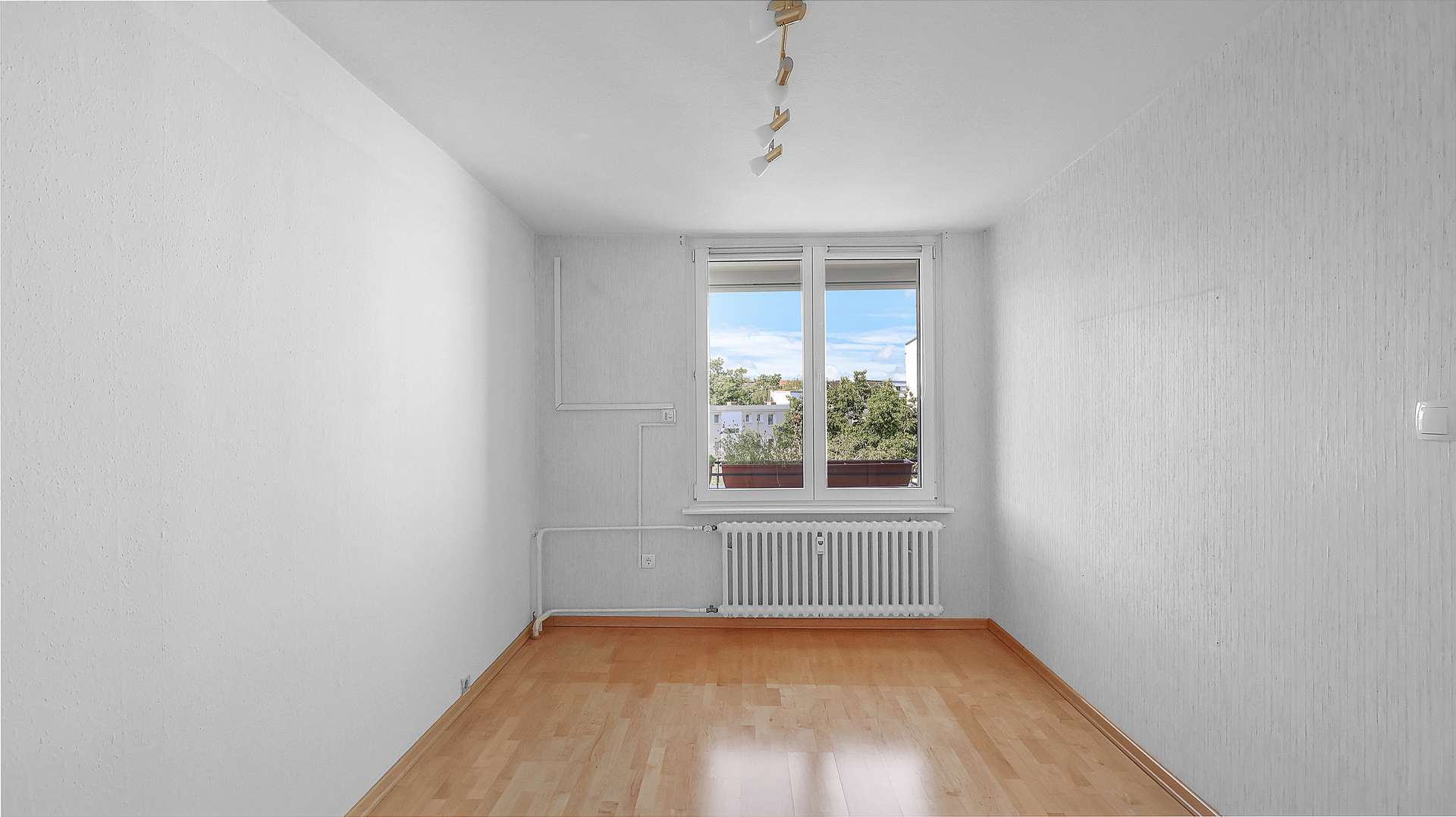 Schlafzimmer mit Blick auf den Balkon
