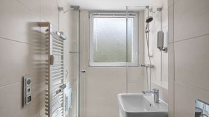 Modernes Duschbad