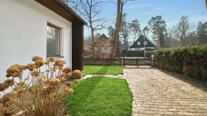Einfahrt zur Garage mit direktem Zugang zum Haus