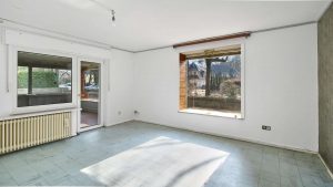 Wohnzimmer mit Zugang zum Garten
