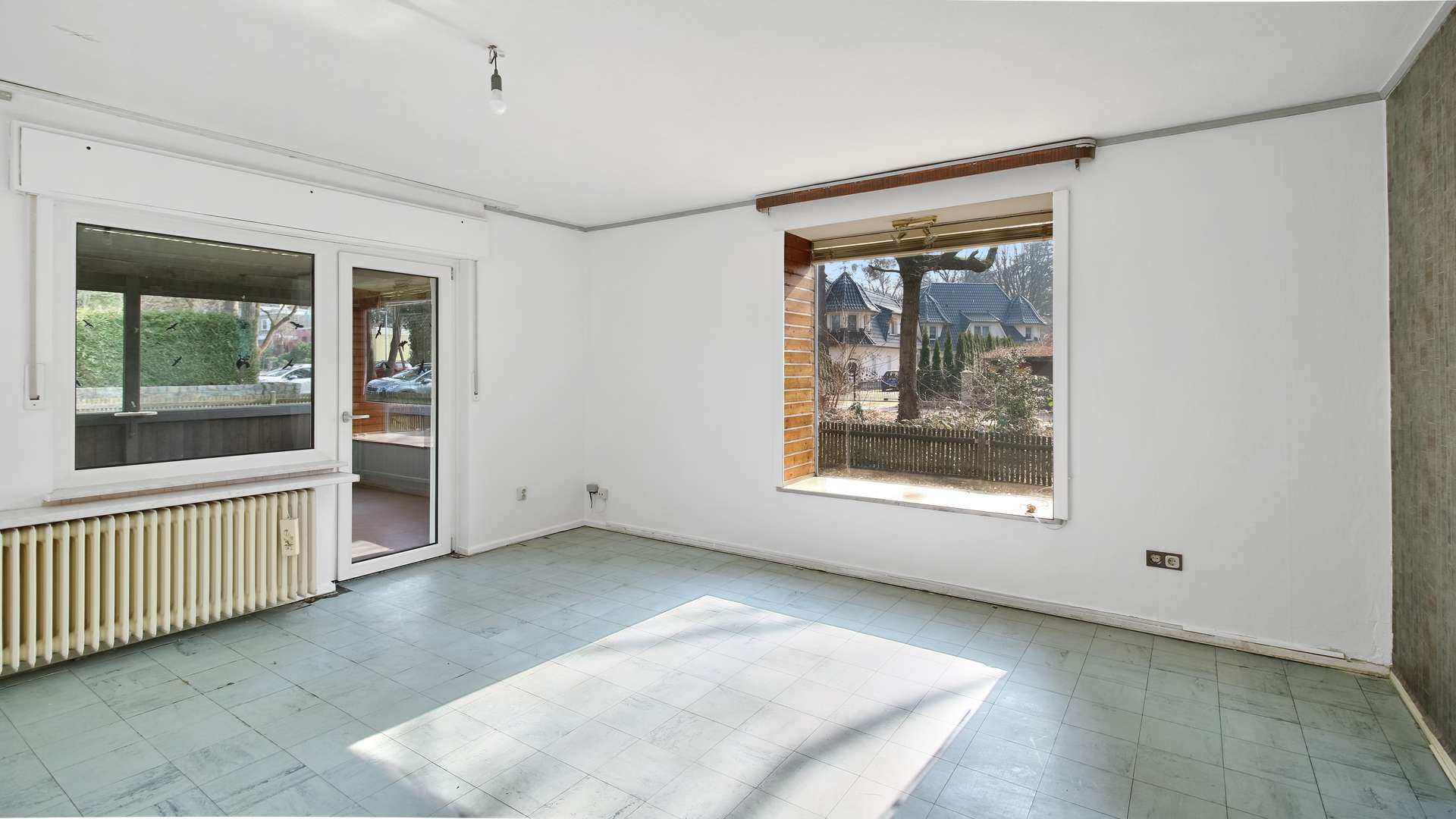 Wohnzimmer mit Zugang zum Garten