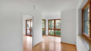 Nachträglich gezogene Trennwand im Wohnzimmer