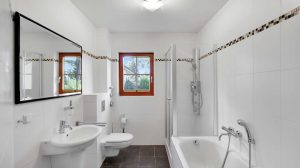 Tageslichtbad mit Badewanne und Dusche