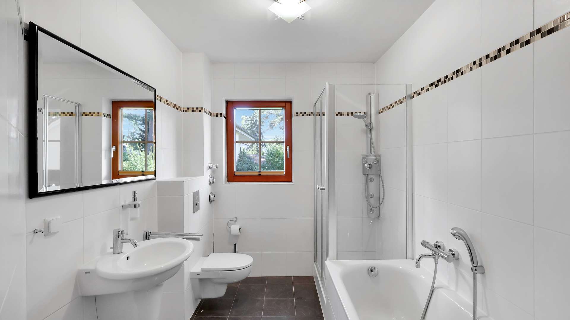 Tageslichtbad mit Badewanne und Dusche