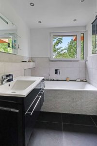Bad mit Wanne