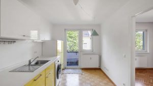 Küche mit Zugang zum Balkon