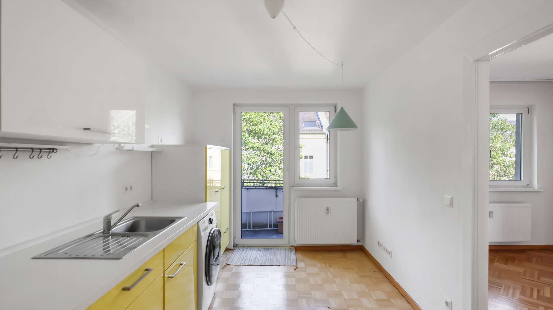 Küche mit Zugang zum Balkon