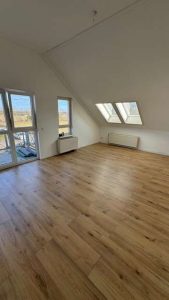 Wohnzimmer mit Balkon