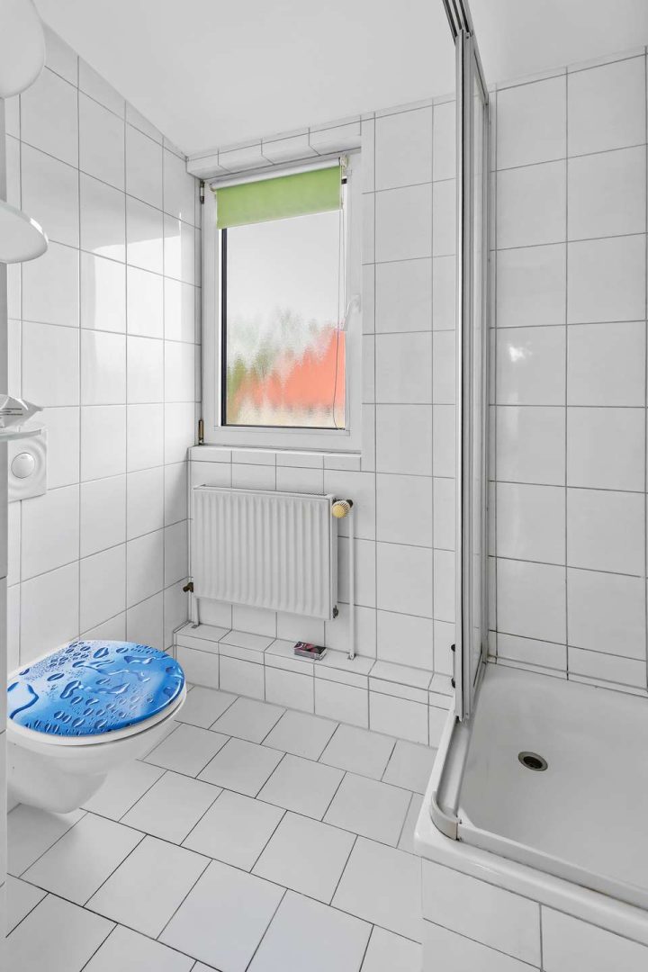 Bad mit Fenster und Dusche