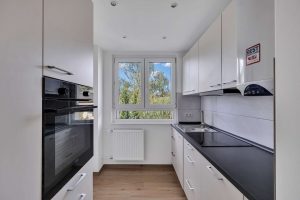 Moderne Einbauküche mit Elektrogeräten