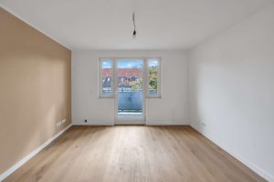 Wohnzimmer mit Balkon