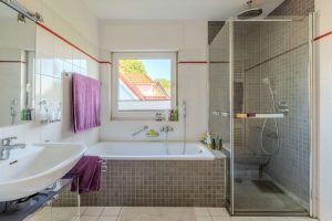 Bad mit Badewanne und Dusche WE 3