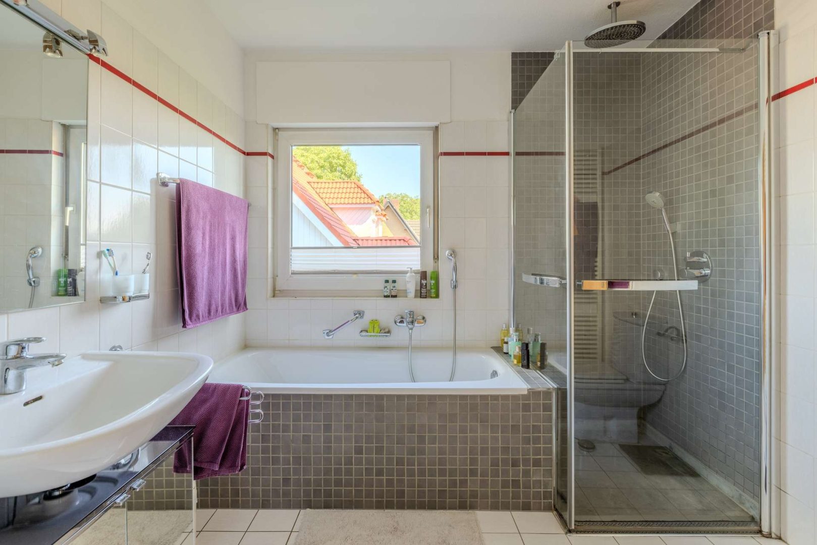 Bad mit Badewanne und Dusche