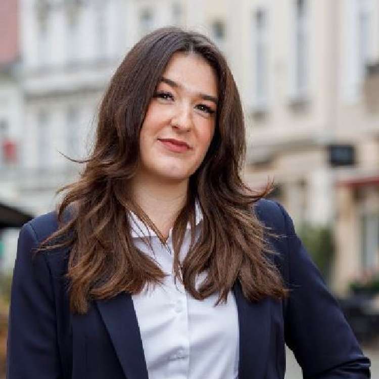 Frau Celina Pietsch